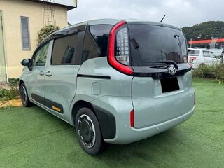 2023 Toyota Sienta III, зелёный, 1315000 рублей, вид 3