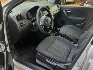 2017 Volkswagen Polo V Рестайлинг, серебристый, 1000000 рублей, вид 5