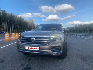 2018 Volkswagen Touareg III, бежевый, 5290000 рублей, вид 3