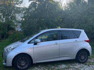 2011 Toyota Ractis II, серебристый, 1050000 рублей, вид 4