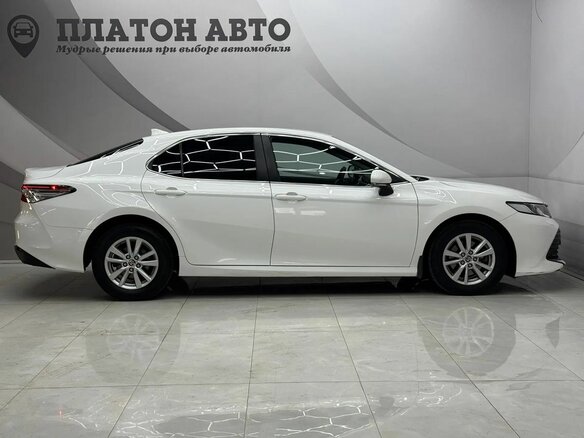 2020 Toyota Camry VIII (XV70), белый, 2495000 рублей - вид 3