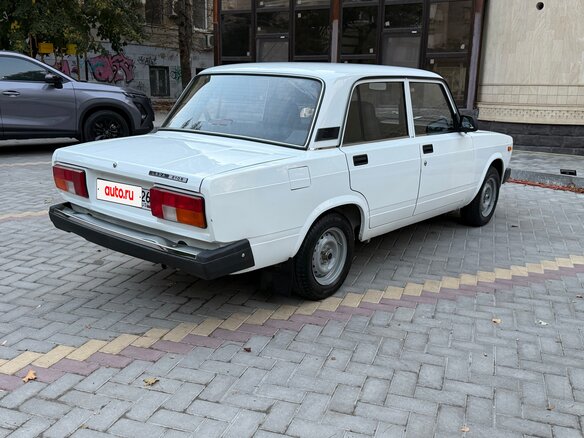 2010 Lada (ВАЗ) 2105, белый, 200000 рублей - вид 5