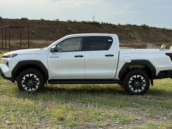 2026 Toyota Hilux VIII Рестайлинг 3, белый, 7050000 рублей - вид 2