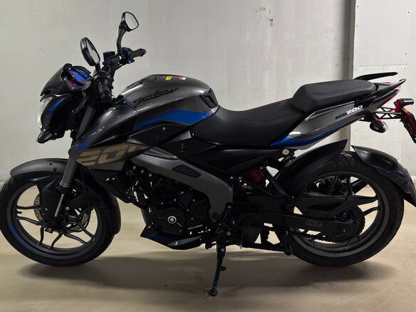 2024 Bajaj Pulsar NS 200, серый, 200000 рублей - вид 1