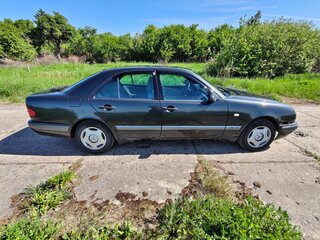 1997 Mercedes-Benz E-Класс 230 II (W210, S210), чёрный, 320000 рублей, вид 3