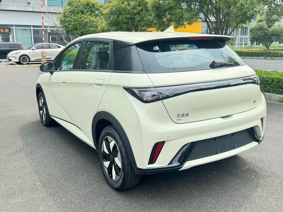 2026 BYD Dolphin 44.9 kWh I, бежевый, 1479999 рублей - вид 3