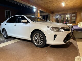 2015 Toyota Camry VII (XV50) Рестайлинг, белый, 1730000 рублей, вид 2