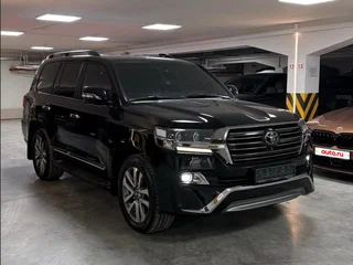 2017 Toyota Land Cruiser 200 Series Рестайлинг 2, чёрный, 6250000 рублей, вид 2