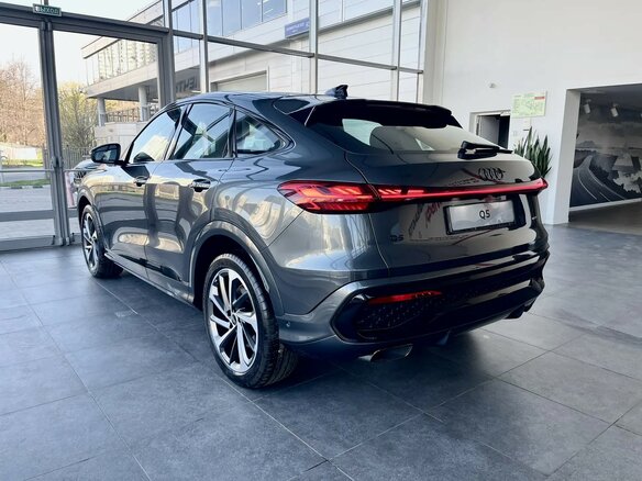2026 Audi Q5 Sportback TFSI quattro S tronic II (GU), серый, 10000000 рублей - вид 5