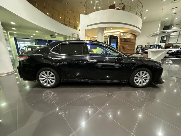 2020 Toyota Camry VIII (XV70), чёрный, 3670000 рублей - вид 3