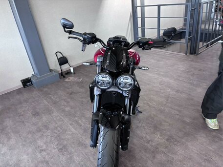 2025 Triumph Rocket 3, красный, 2999000 рублей, вид 4