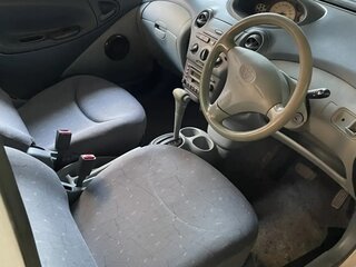 2001 Toyota Vitz I (P10), белый, 345000 рублей, вид 5