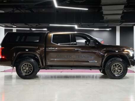 2023 Toyota Tundra Crew Max CrewMax III, коричневый, 9000000 рублей, вид 3