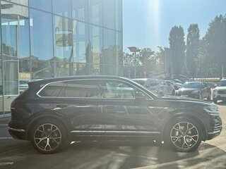 2021 Volkswagen Touareg III, чёрный, 6380000 рублей, вид 4