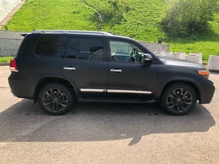 2015 Toyota Land Cruiser 200 Series Рестайлинг 1, чёрный, 4700000 рублей, вид 3