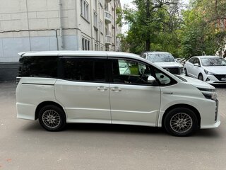2017 Toyota Voxy III (R80) Рестайлинг, белый, 2300000 рублей, вид 5