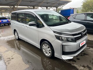 2016 Toyota Voxy III (R80), серебристый, 1650000 рублей, вид 2