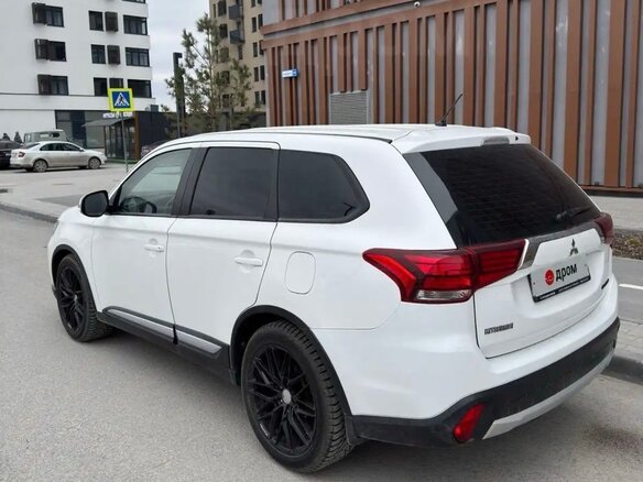 2015 Mitsubishi Outlander III Рестайлинг 2, белый, 1850000 рублей - вид 3