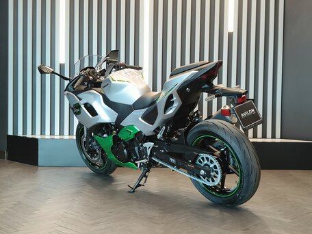 2025 Kawasaki Ninja 7, серебристый, 789000 рублей, вид 5