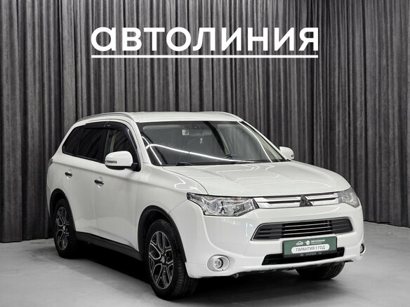 2014 Mitsubishi Outlander III Рестайлинг, белый - вид 3