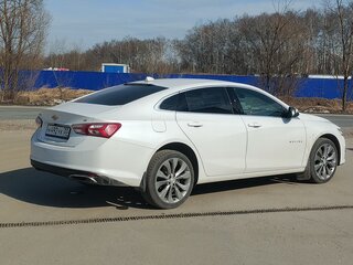2021 Chevrolet Malibu IX Рестайлинг, белый, 3000000 рублей, вид 4