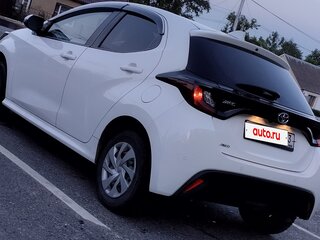 2021 Toyota Yaris IV, белый, 1350000 рублей, вид 2