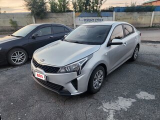 2020 Kia Rio IV Рестайлинг, серый, 1505000 рублей, вид 1