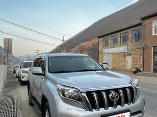 2014 Toyota Land Cruiser Prado 150 Series Рестайлинг 1, серебристый, 3100000 рублей, вид 2