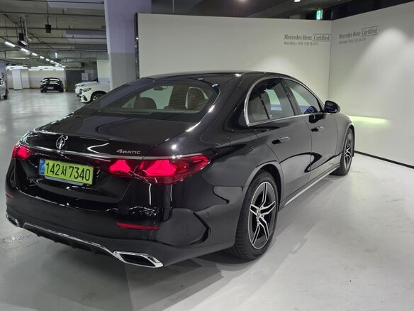 2025 Mercedes-Benz E-Класс 300 VI (W214, S214), чёрный - вид 3