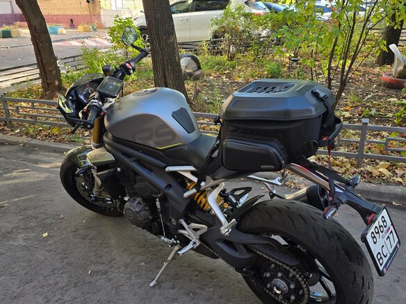 2021 Triumph Speed Triple, серый, 900000 рублей - вид 14