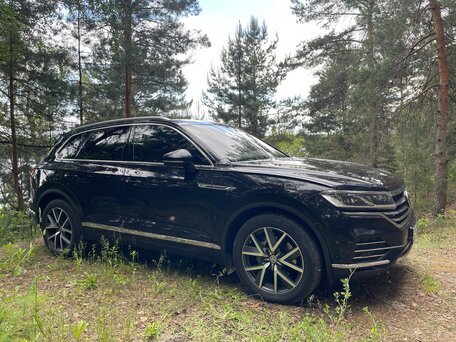 2019 Volkswagen Touareg III, чёрный, 5100000 рублей, вид 1