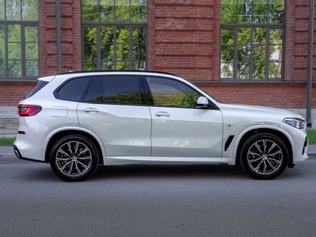 2020 BMW X5 30d IV (G05/G18), белый, 7699000 рублей, вид 4