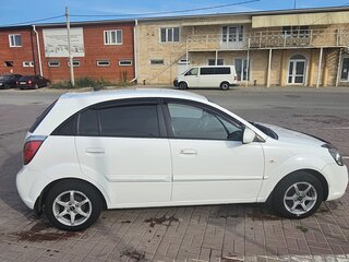 2010 Kia Rio II Рестайлинг, белый, 600000 рублей, вид 3