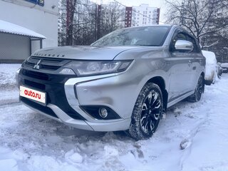 2018 Mitsubishi Outlander PHEV III Рестайлинг 2, серебристый, 2350000 рублей, вид 1