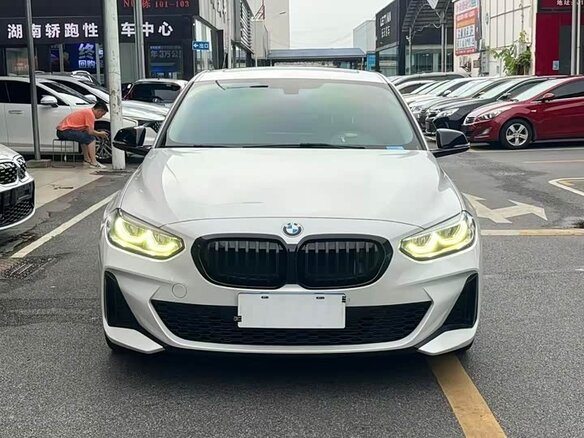 2023 BMW 1 серии 120i III (F52) Рестайлинг, белый, 2102000 рублей - вид 1