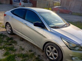 2014 Hyundai Solaris I Рестайлинг, серебристый, 580000 рублей, вид 4