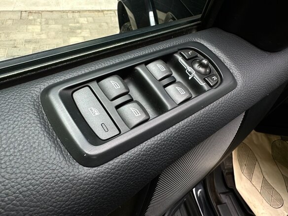 2015 Land Rover Discovery IV Рестайлинг, чёрный, 2500000 рублей - вид 13
