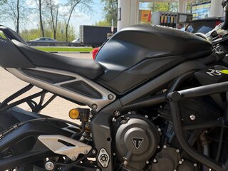 2021 Triumph Street Triple, чёрный, 899000 рублей, вид 4
