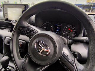 2021 Toyota Yaris IV, белый, 1699999 рублей, вид 5