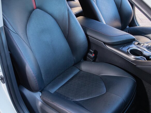 2021 Toyota Camry VIII (XV70) Рестайлинг, белый, 3500000 рублей - вид 23