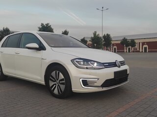 2017 Volkswagen e-Golf VII Рестайлинг, белый, 1900000 рублей, вид 3