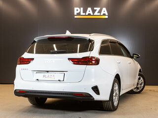 2022 Kia Ceed III Рестайлинг, белый, 2080000 рублей, вид 4