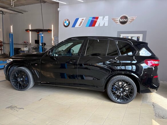 2020 BMW X5 45e IV (G05/G18), чёрный, 6850000 рублей - вид 1