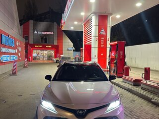 2019 Toyota Camry VIII (XV70), белый, 3200000 рублей, вид 1