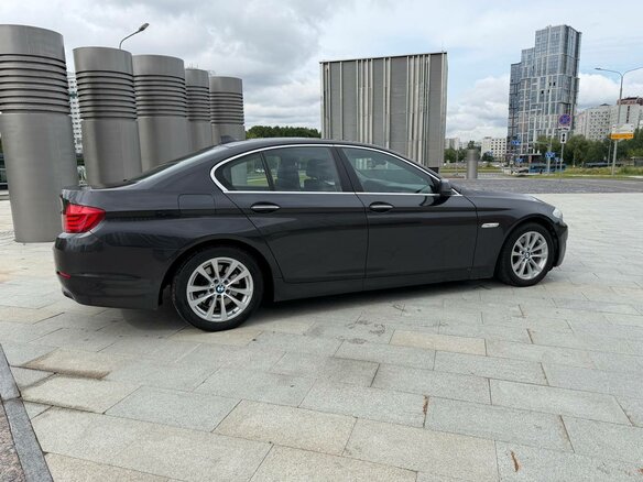 2011 BMW 5 серии 528i VI (F10/F11/F07), серый, 1820000 рублей - вид 2