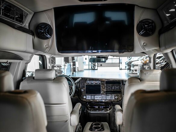 2024 GMC Savana I Рестайлинг, чёрный, 14999999 рублей - вид 3
