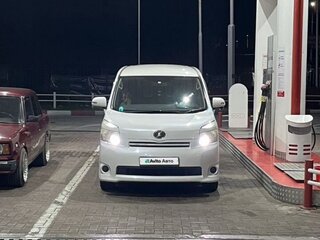 2008 Toyota Voxy II (R70), белый, 800000 рублей, вид 2