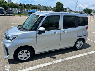 2022 Toyota Roomy I Рестайлинг, серебристый, 940000 рублей, вид 3