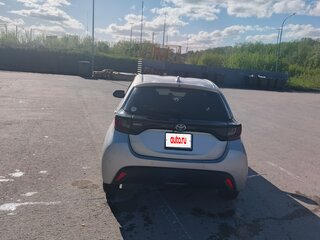 2021 Toyota Yaris IV, серебристый, 1200000 рублей, вид 3