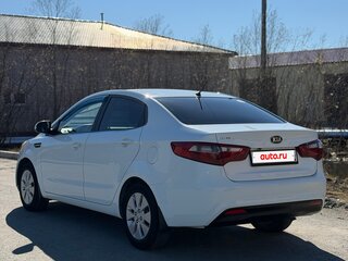 2013 Kia Rio 4-speed III, белый, 1100000 рублей, вид 2
